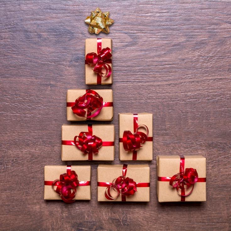 创意的礼品盒上有一棵木制的圣诞树上的礼物